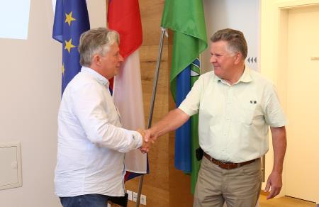 PODPIS POGODBE ZA OBNOVO NOGOMETNEGA IGRIŠČA IN TEKAŠKE STEZE PRI OŠ CERKNICA 01 FOTO LJUBO VUKELIČ